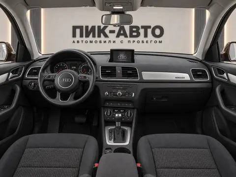 Audi Q3 2012, панель приборов