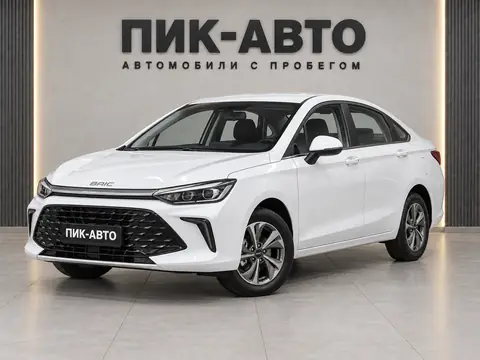 BAIC U5 Plus 2025, вид спереди