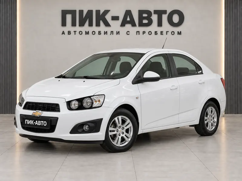 Chevrolet Aveo 2012 — с пробегом, седан, белый, вид спереди