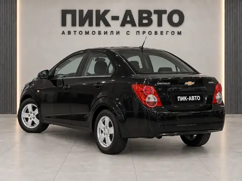 Chevrolet Aveo 2013, вид сзади