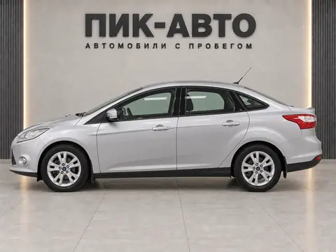 Ford Focus 2012, вид сбоку