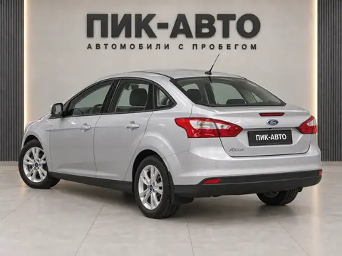 Ford Focus 2012, вид сзади