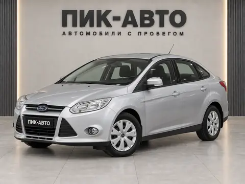 Ford Focus 2012, вид спереди
