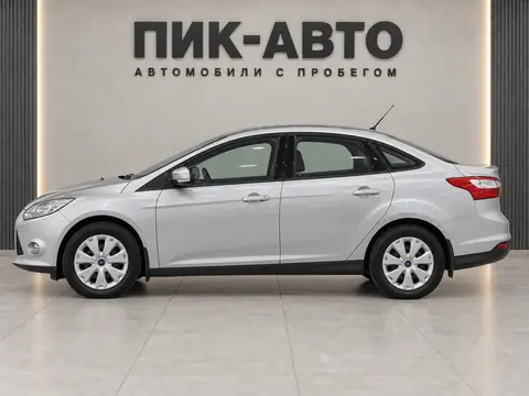 Ford Focus 2012, вид сбоку