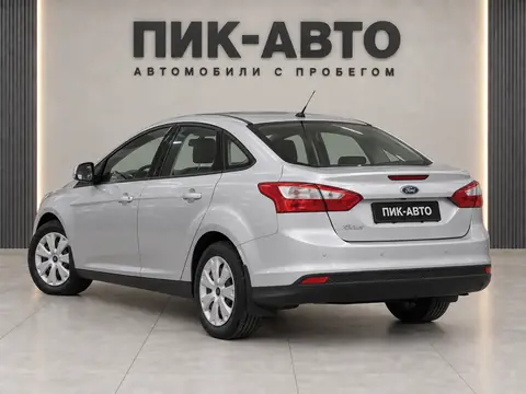 Ford Focus 2012, вид сзади