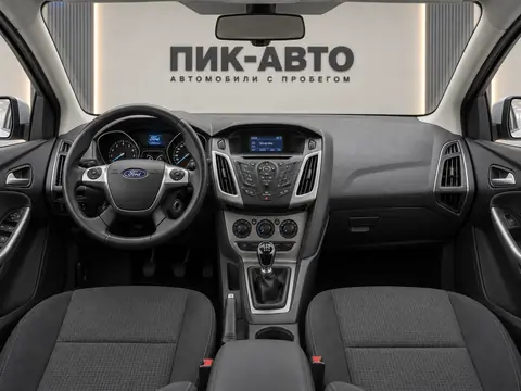 Ford Focus 2012, панель приборов