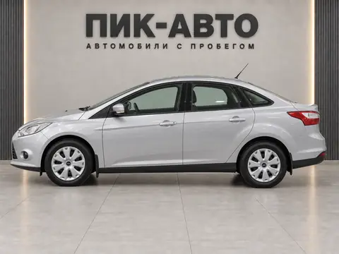 Ford Focus 2011, вид сбоку