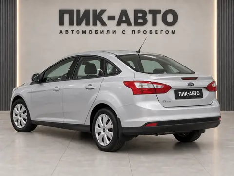 Ford Focus 2011, вид сзади