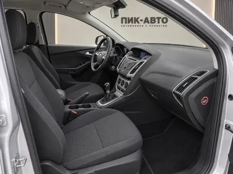 Ford Focus 2011, салон