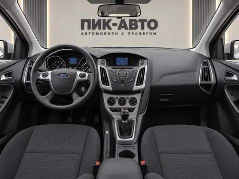 Ford Focus 2011, панель приборов