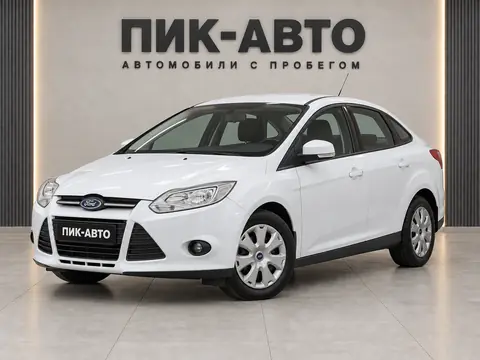 Ford Focus 2012, вид спереди