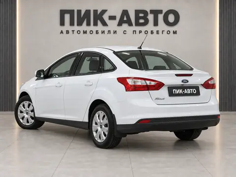 Ford Focus 2012, вид сзади