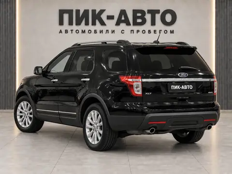 Ford Explorer 2013, вид сзади