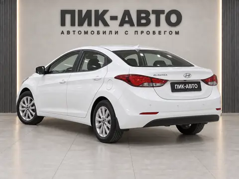 Hyundai Elantra 2014, вид сзади