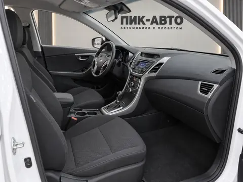 Hyundai Elantra 2014, салон