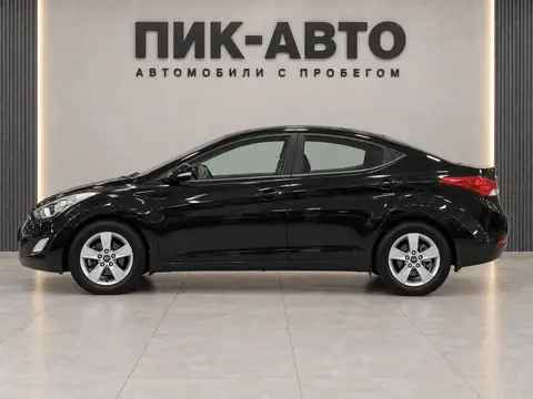 Hyundai Avante 2011, вид сбоку