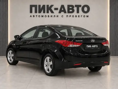 Hyundai Avante 2011, вид сзади