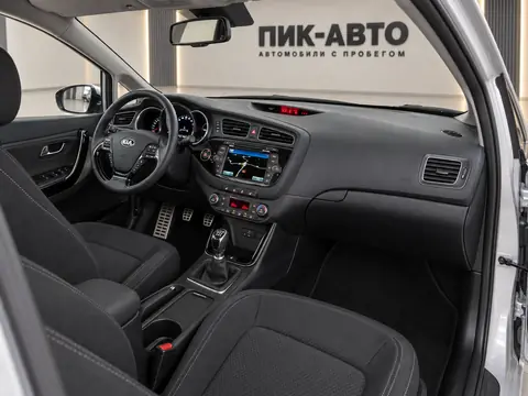 Kia Cee'd 2013, салон