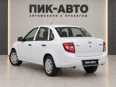 Lada Granta 2016, вид сзади