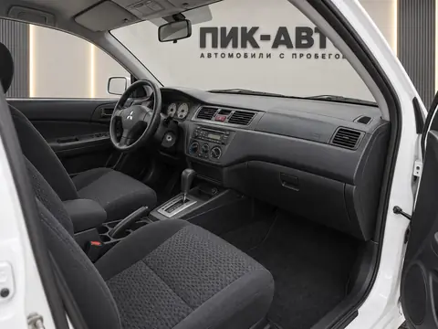 Mitsubishi Lancer 2003, салон