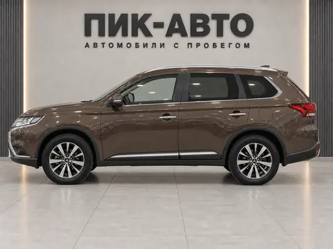 Mitsubishi Outlander 2019, вид сбоку