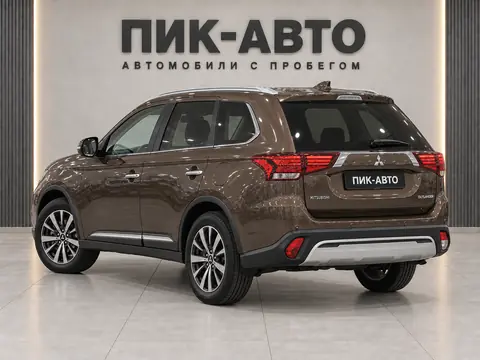 Mitsubishi Outlander 2019, вид сзади
