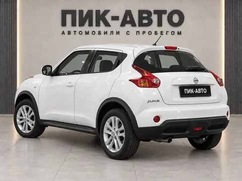 Nissan Juke 2012, вид сзади