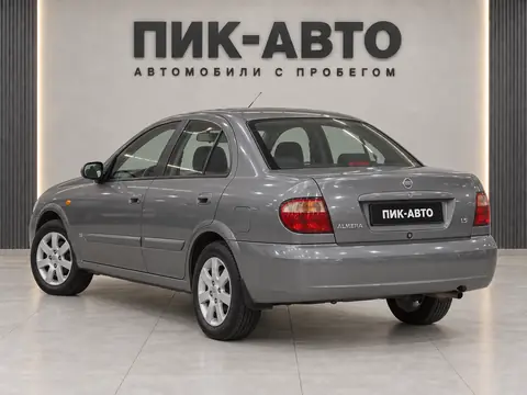Nissan Almera 2004, вид сзади