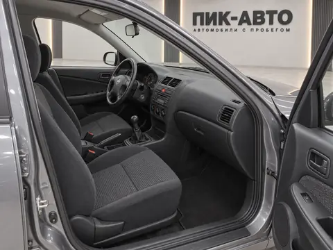 Nissan Almera 2004, салон