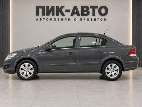Opel Astra 2008, вид сбоку