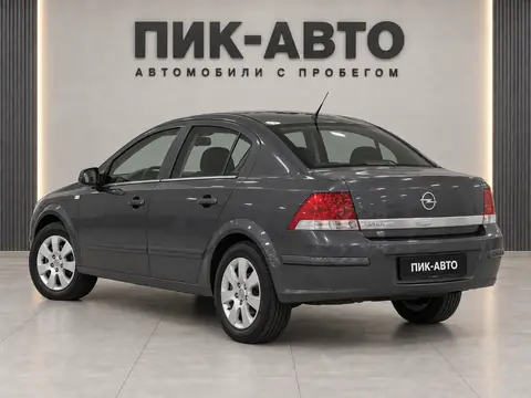 Opel Astra 2008, вид сзади