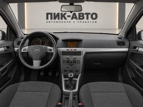 Opel Astra 2008, панель приборов