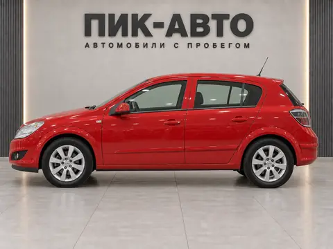 Opel Astra 2008, вид сбоку