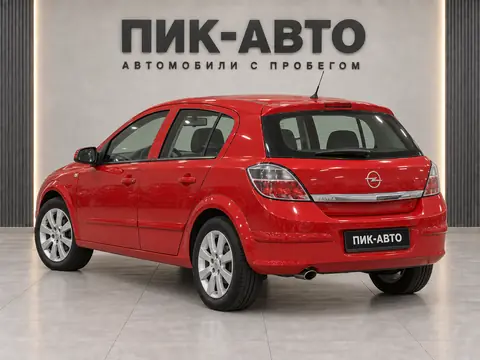 Opel Astra 2008, вид сзади
