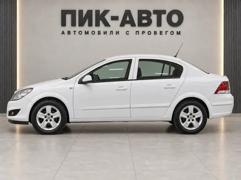 Opel Astra 2010, вид сбоку