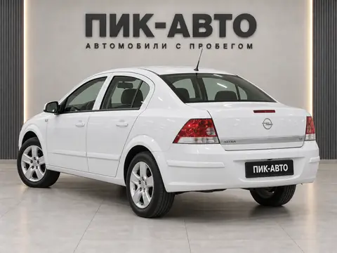 Opel Astra 2010, вид сзади