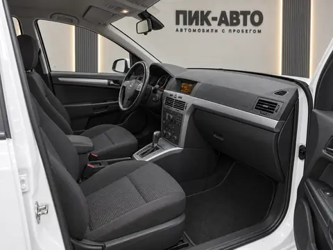 Opel Astra 2010, салон