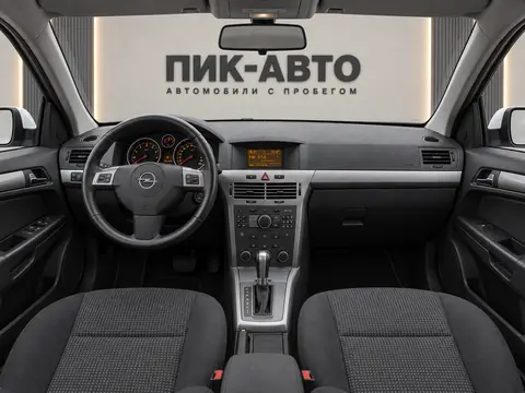 Opel Astra 2010, панель приборов