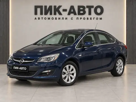 Opel Astra 2012, вид спереди