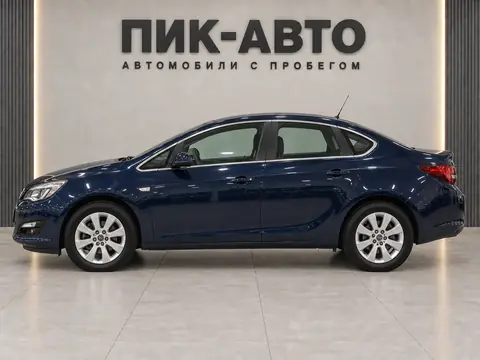 Opel Astra 2012, вид сбоку