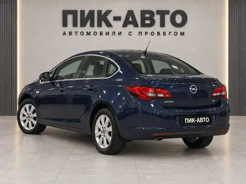 Opel Astra 2012, вид сзади