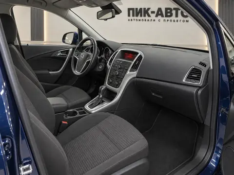 Opel Astra 2012, салон
