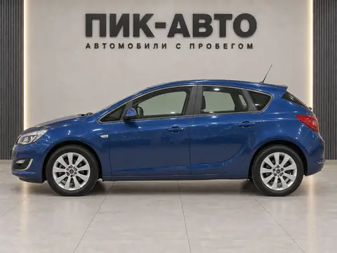 Opel Astra 2013, вид сбоку