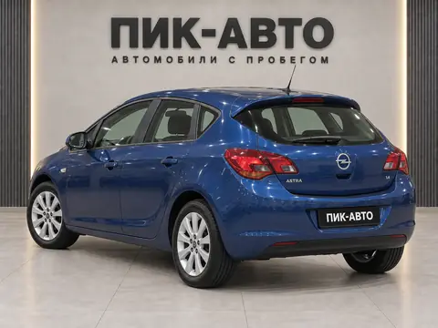 Opel Astra 2013, вид сзади