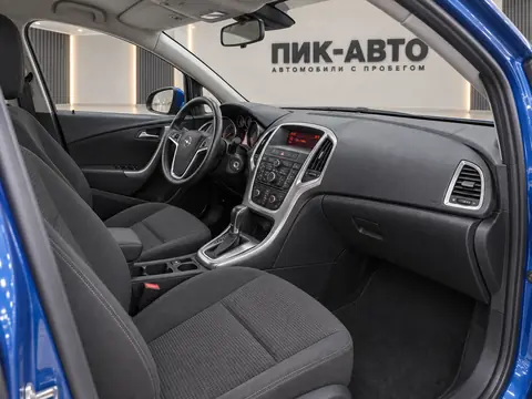 Opel Astra 2013, салон