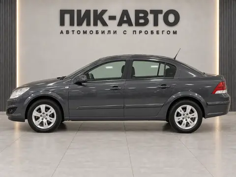 Opel Astra 2009, вид сбоку