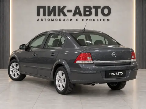 Opel Astra 2009, вид сзади