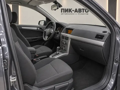 Opel Astra 2009, салон