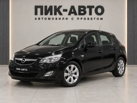 Opel Astra 2012, вид спереди