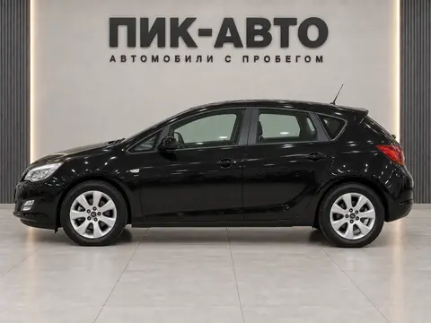 Opel Astra 2012, вид сбоку